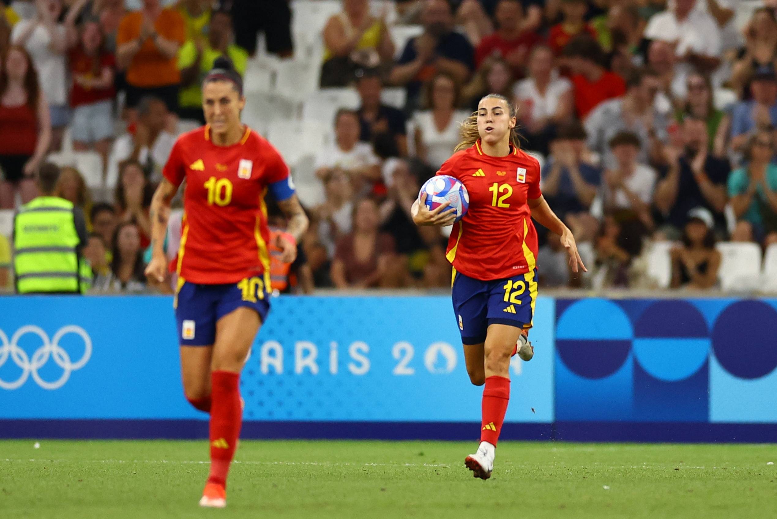 西班牙女足备战友谊赛,为未来锻炼