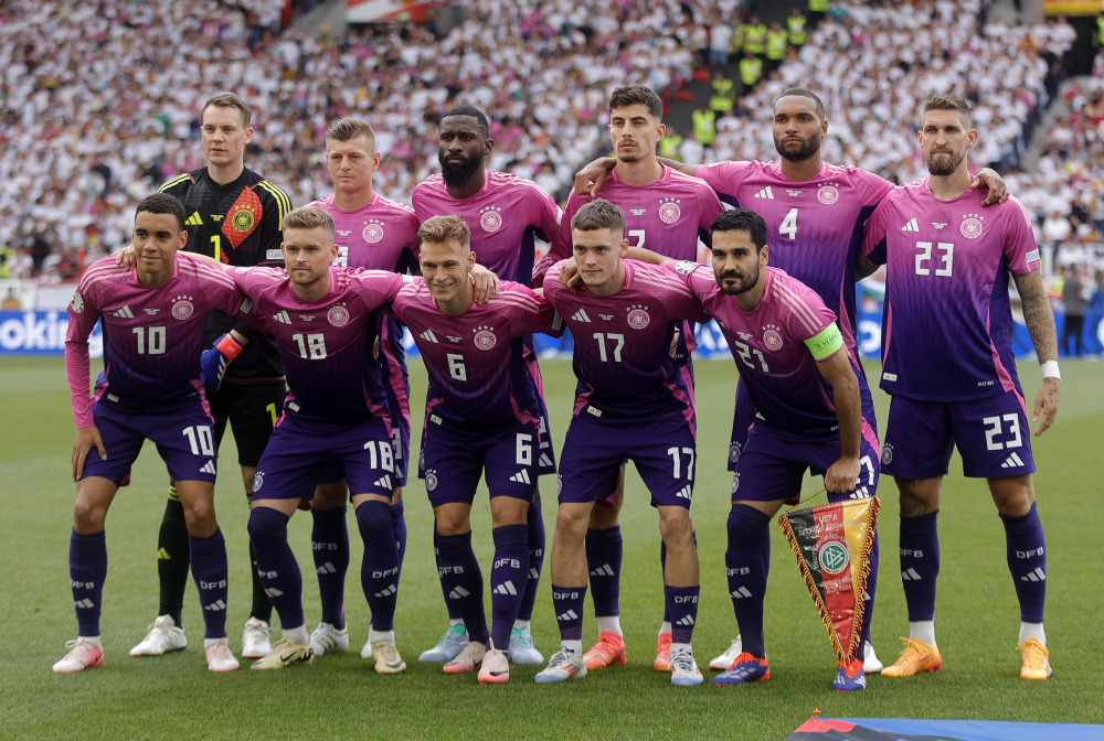 包含欧国联比赛中意外发生,引发球迷围观的词条